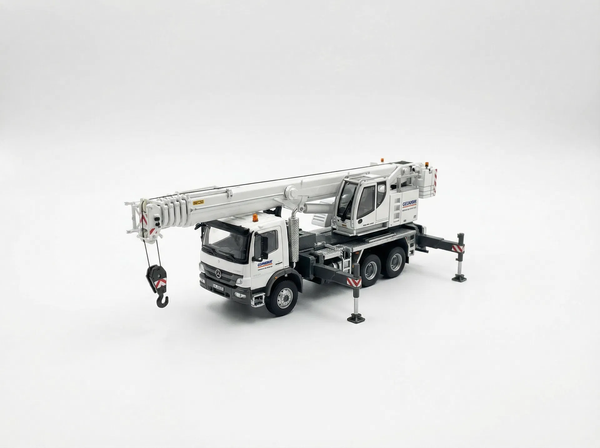 クレーン車メーカーが展示会でクレーン車ミニカーを配布