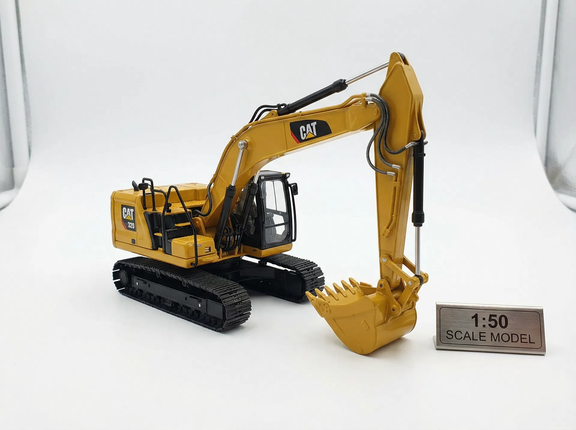 建設機械展示会 ショベルカーのミニカーをブース来場者に配布