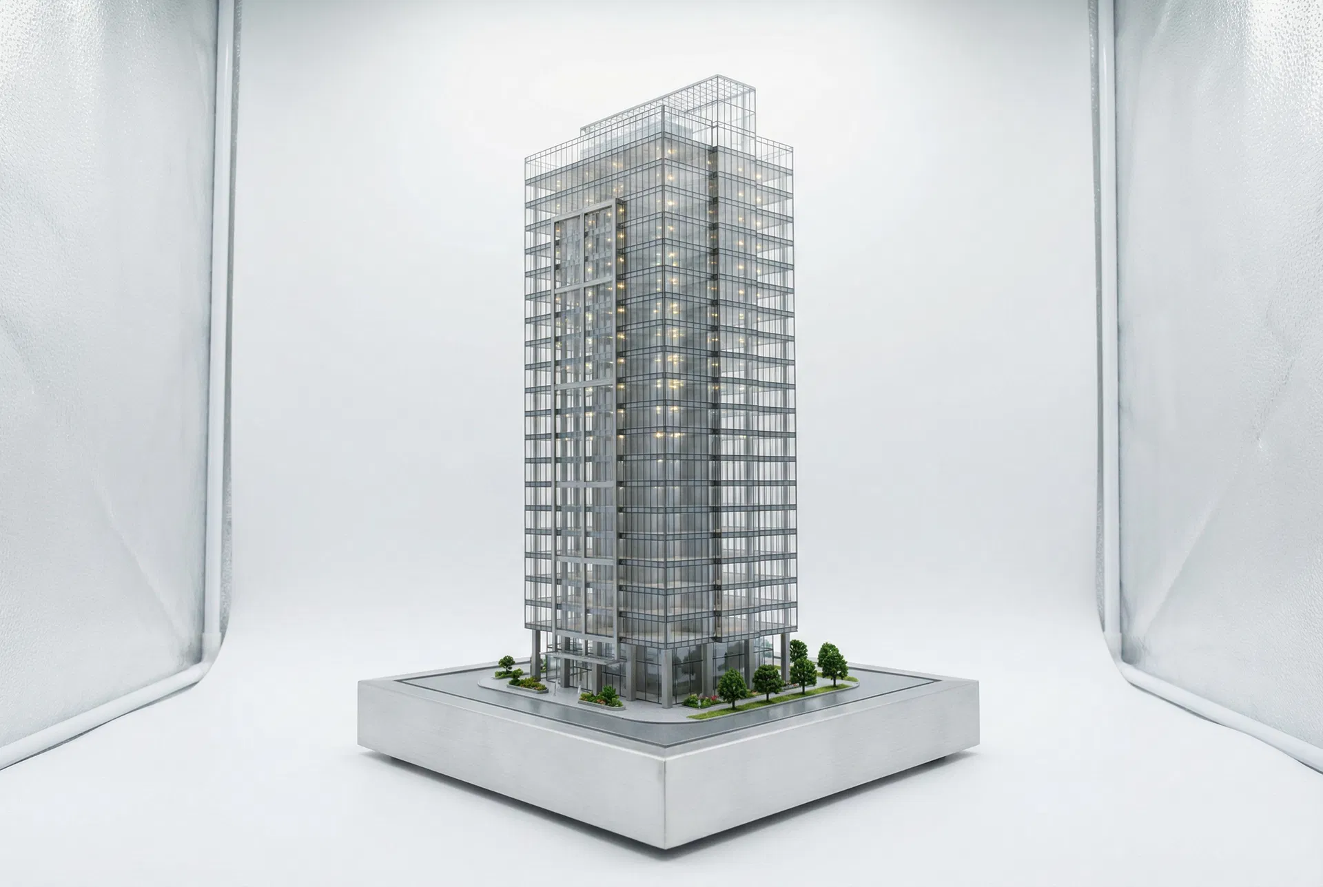 創業25周年 不動産会社が分譲マンションのミニチュアを購入者に贈呈