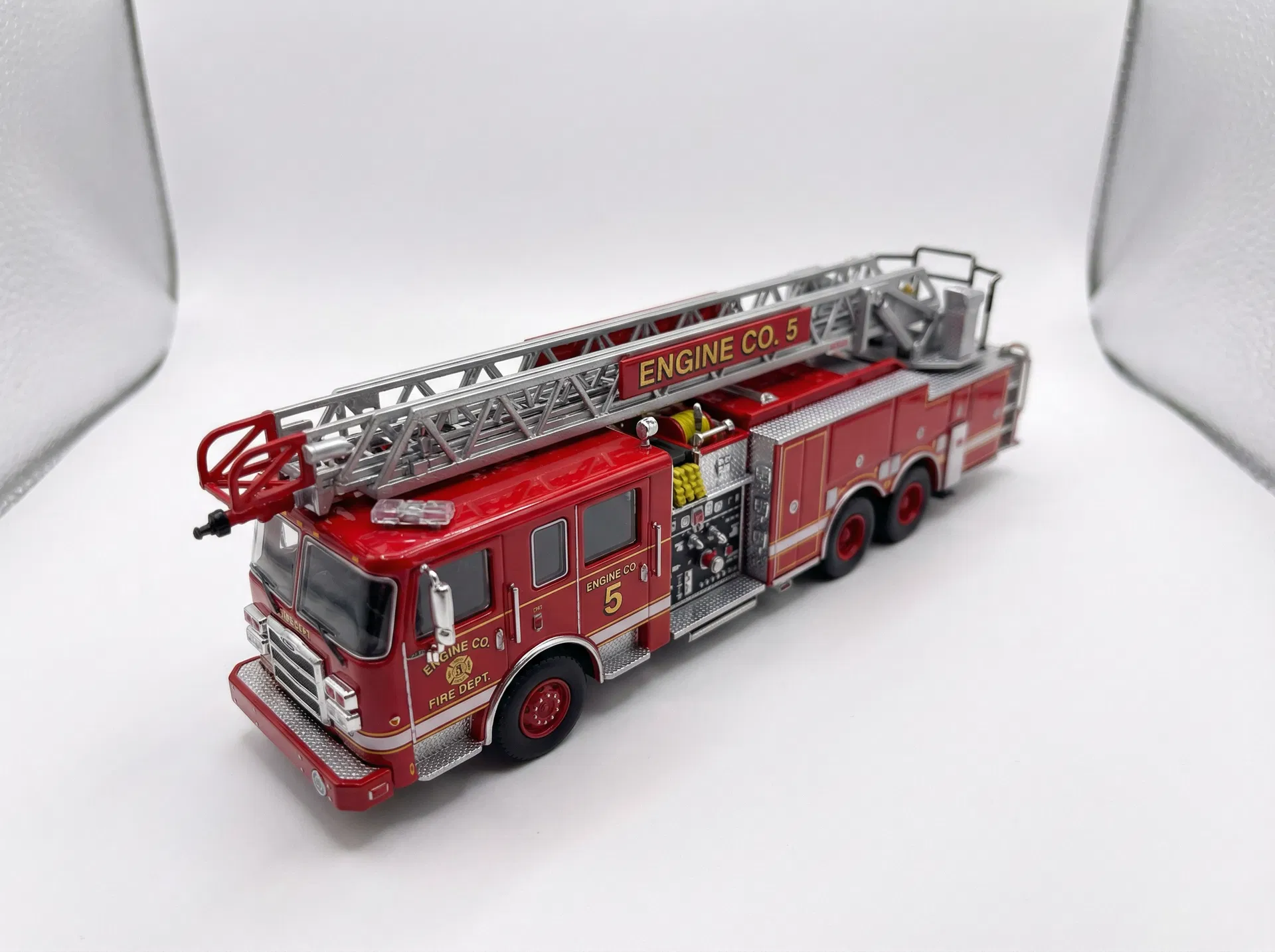 消防署が防災イベントで消防車のミニカーを子どもに配布