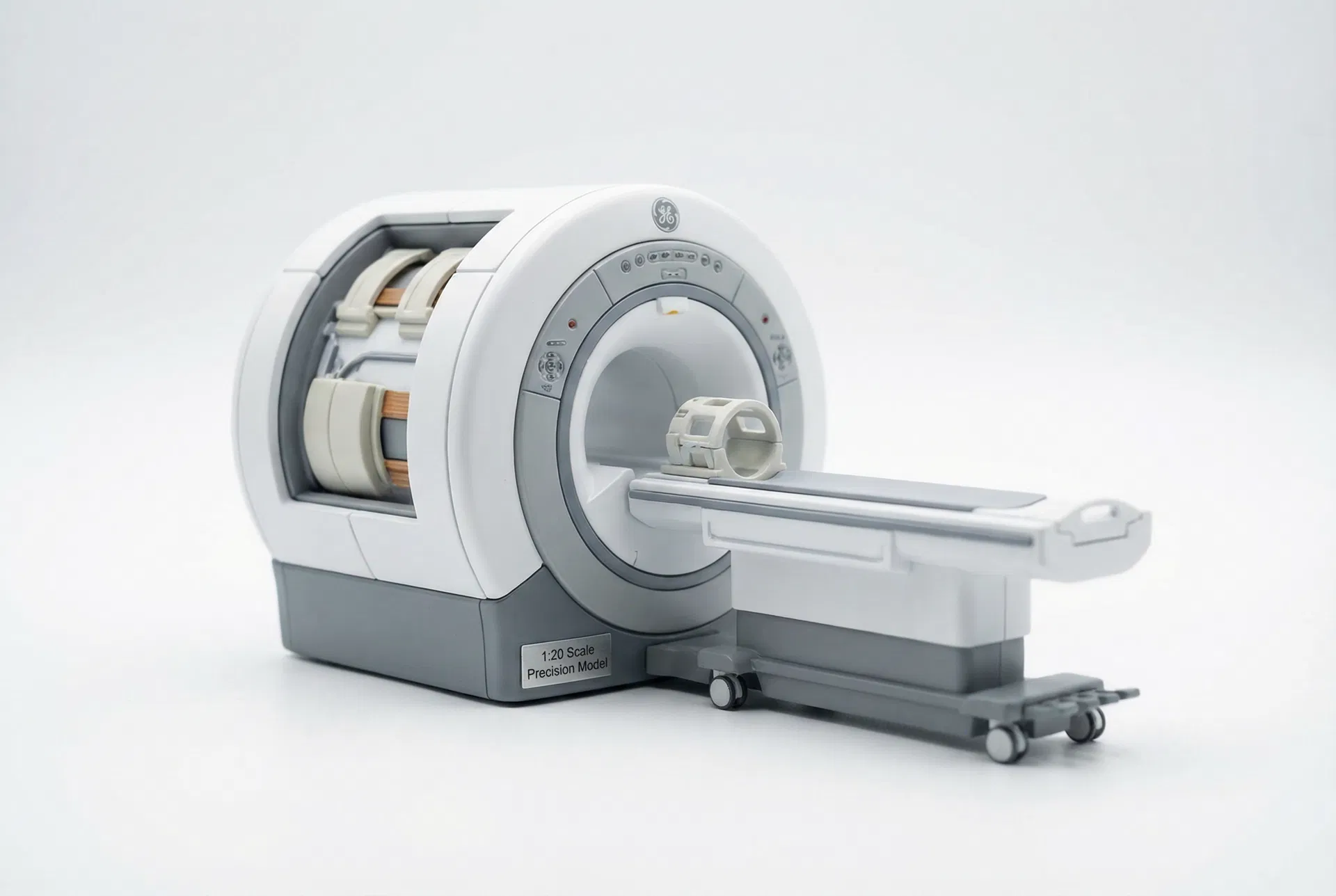 創業70周年 病院が医療機器のミニチュアを医師・看護師に贈呈