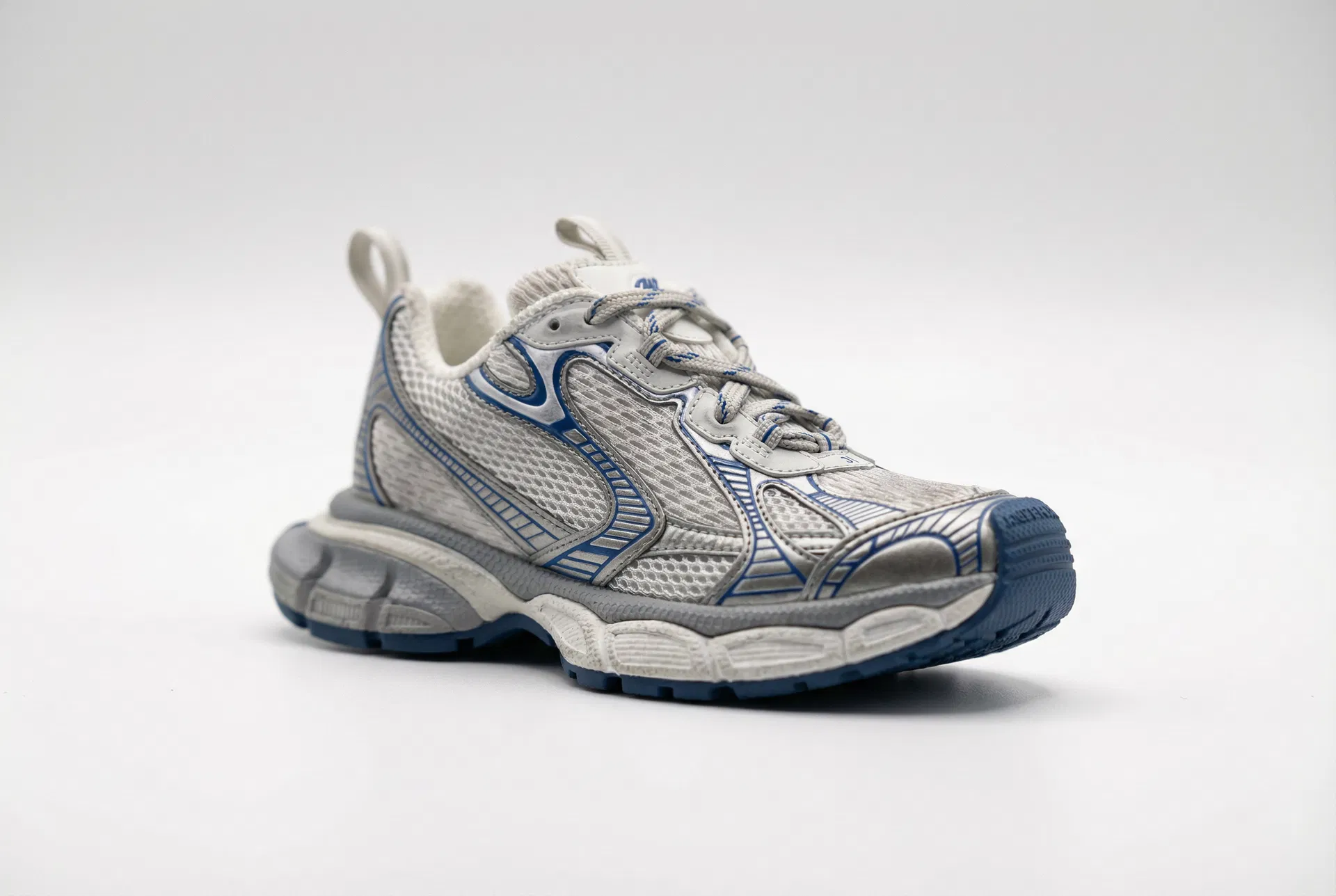 創業20周年 スポーツ用品メーカーがシューズのミニチュアをアスリートに贈呈