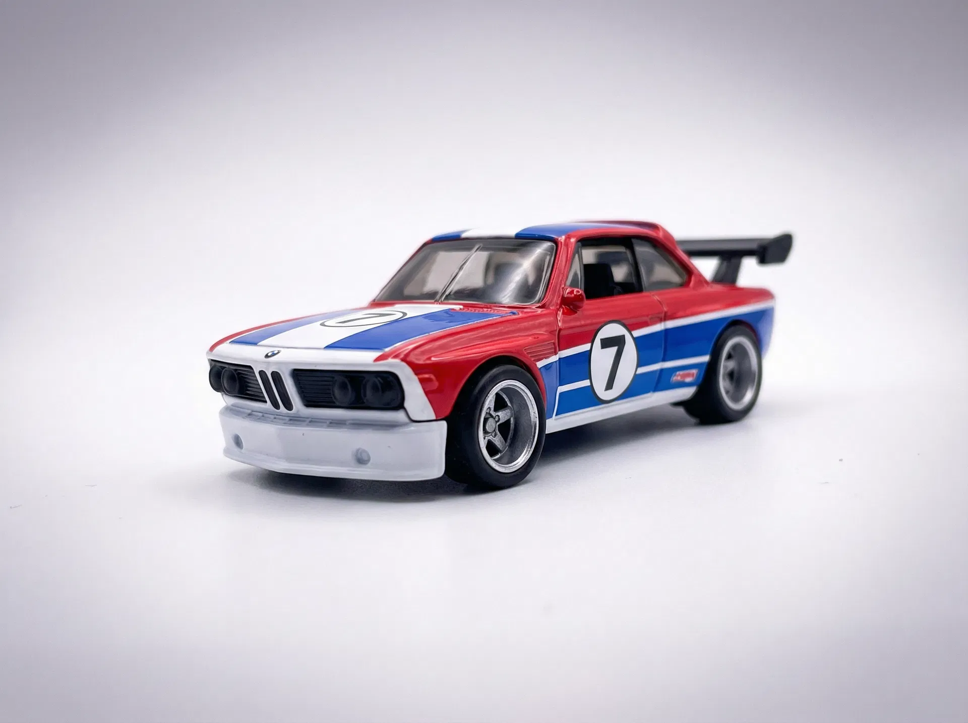 テーマパークで乗り物のプルバックミニカーを販売