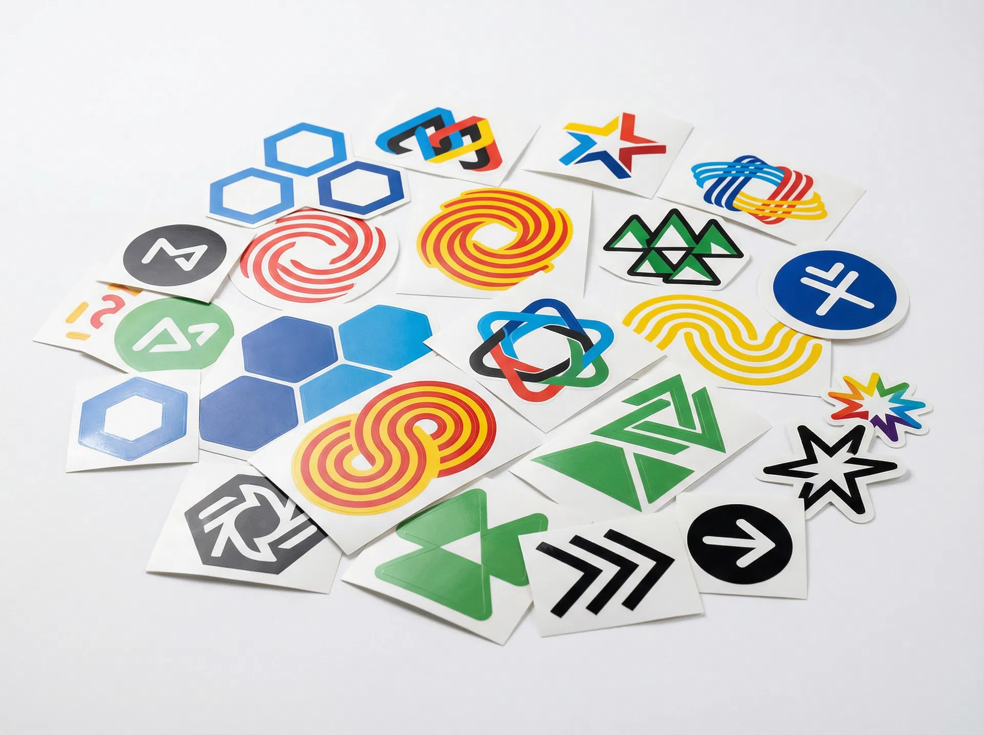 ライブグッズにアーティストのステッカーセットを展開