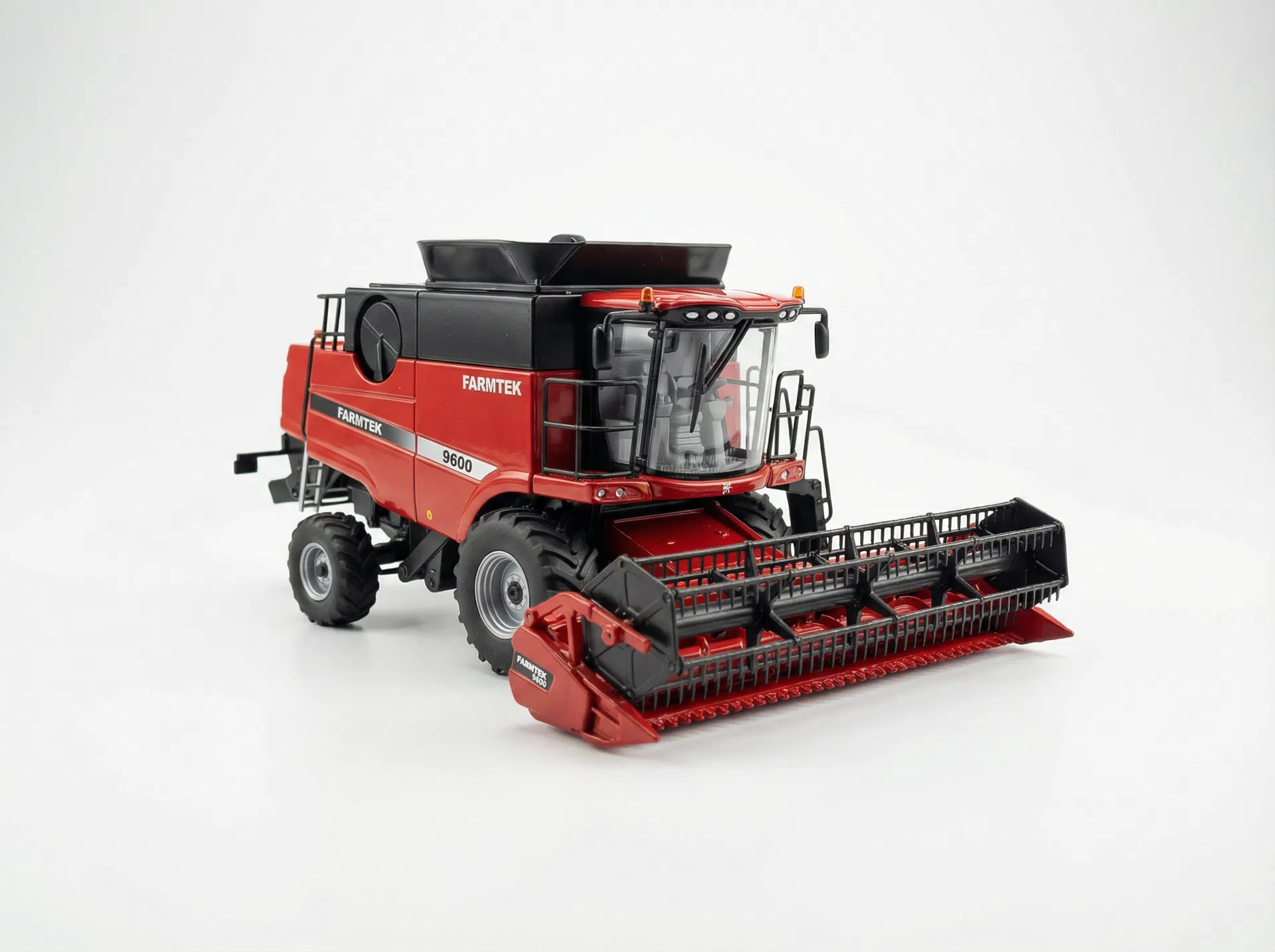 農業展示会 農業機械メーカーがトラクターのミニカーを農家に配布