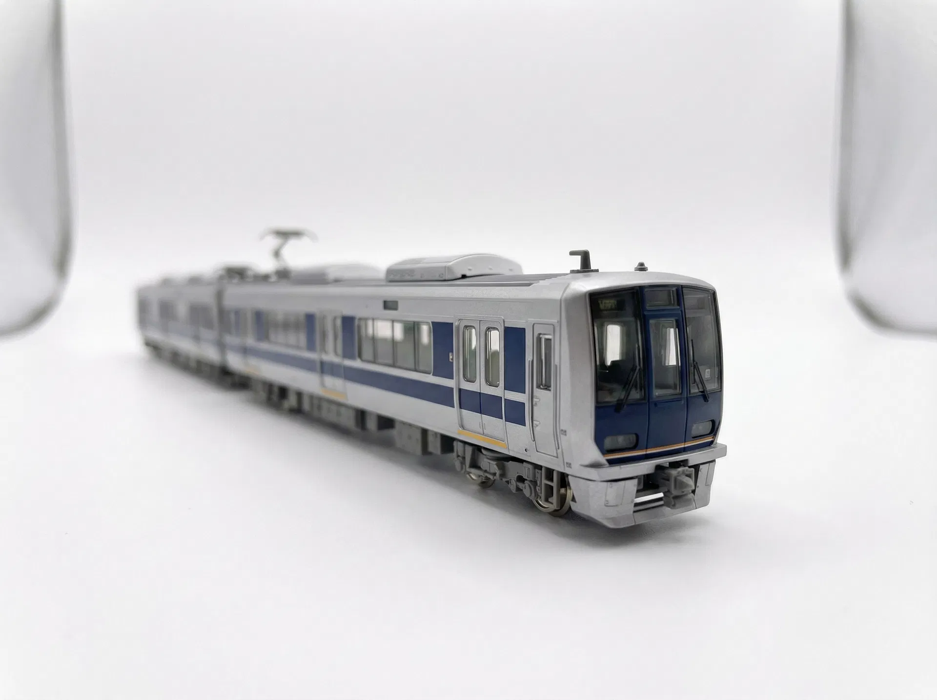 空港・駅の土産店で新幹線のミニカーを外国人向けに販売