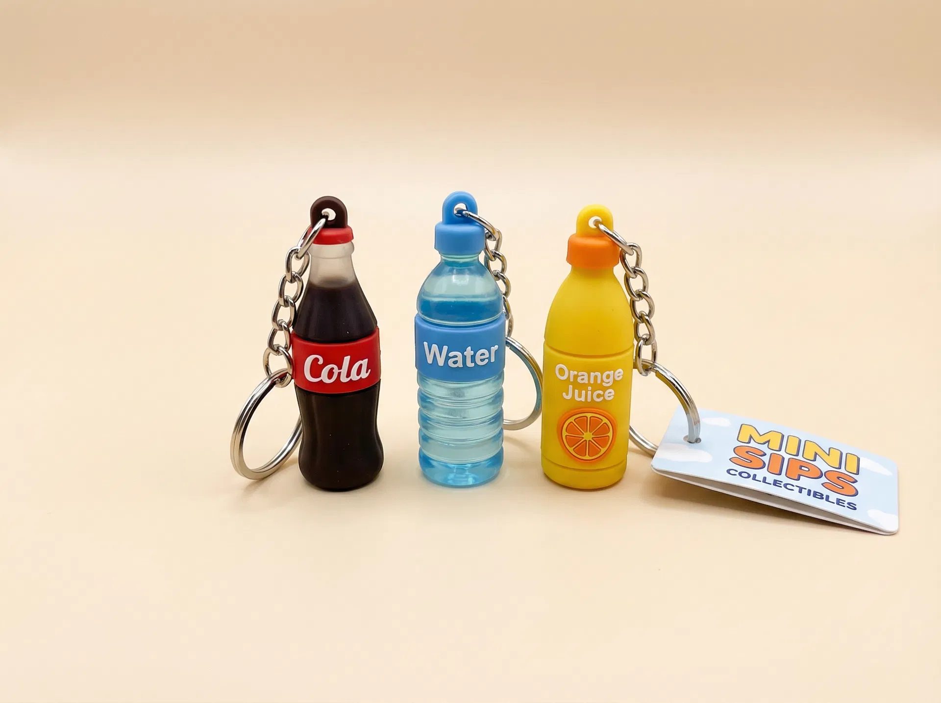 サービスエリアで地域の名産品をモチーフにしたミニチュアを販売