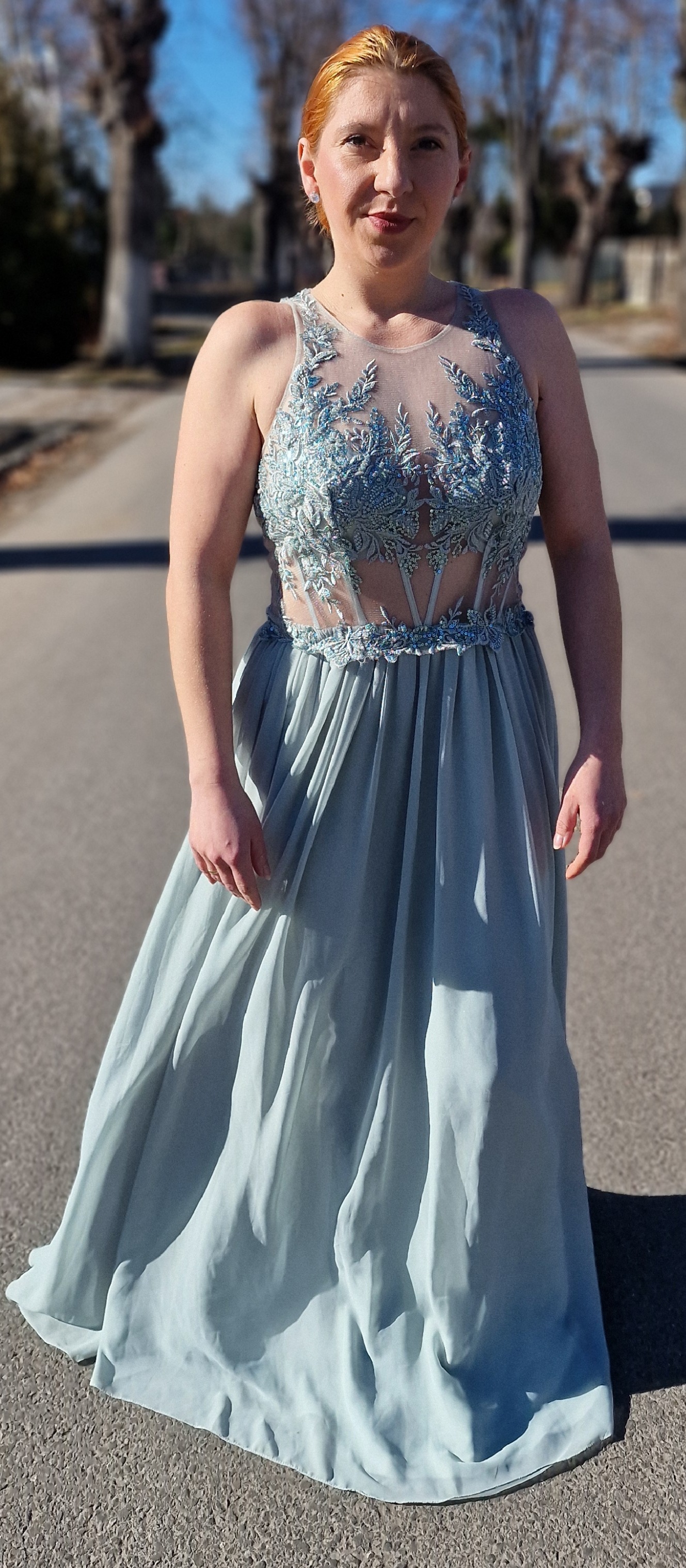 Srebrzysta Nimfa: Podkreśla baśniowy charakter kreacji, nawiązując do srebrzystych zdobień na gorsecie i lekkości leśnej bogini. — wypożyczalnia sukienek Belvinna