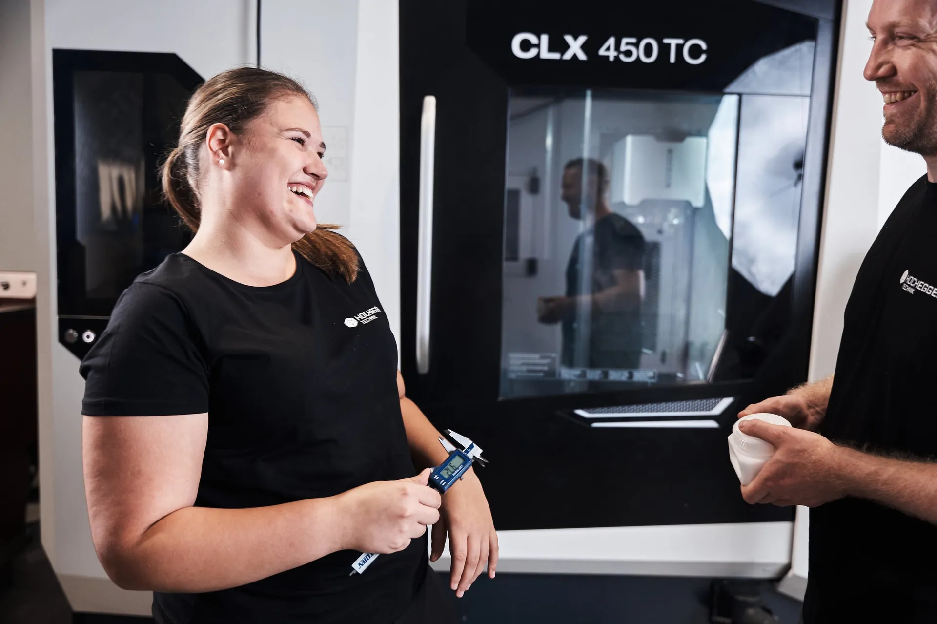 Gespräch unter Mitarbeitern und Mitarbeiterinnen von der Fertigung