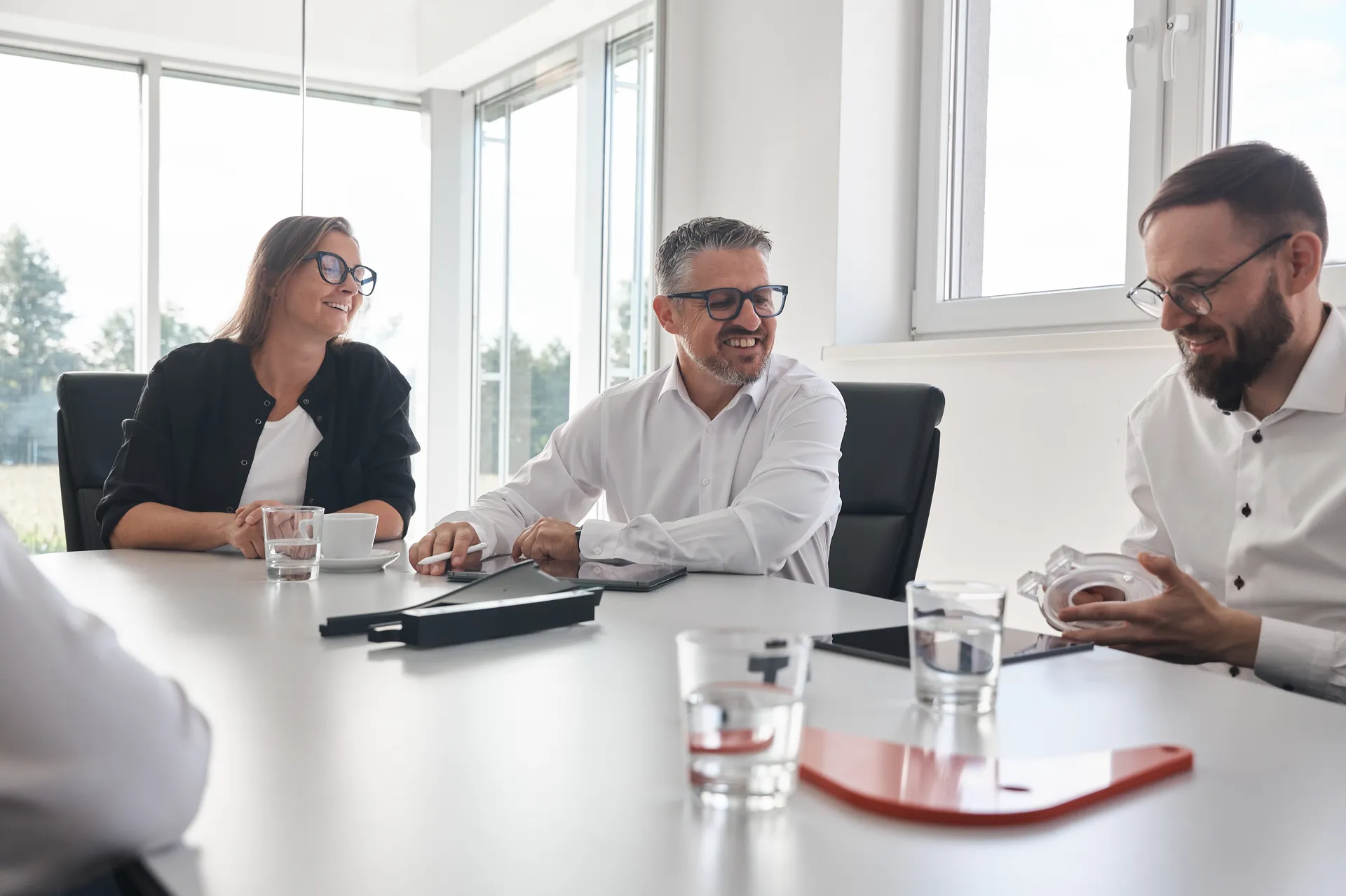 Geschäftsführer Christian Hochegger mit Mitarbeitern bei einer Besprechung
