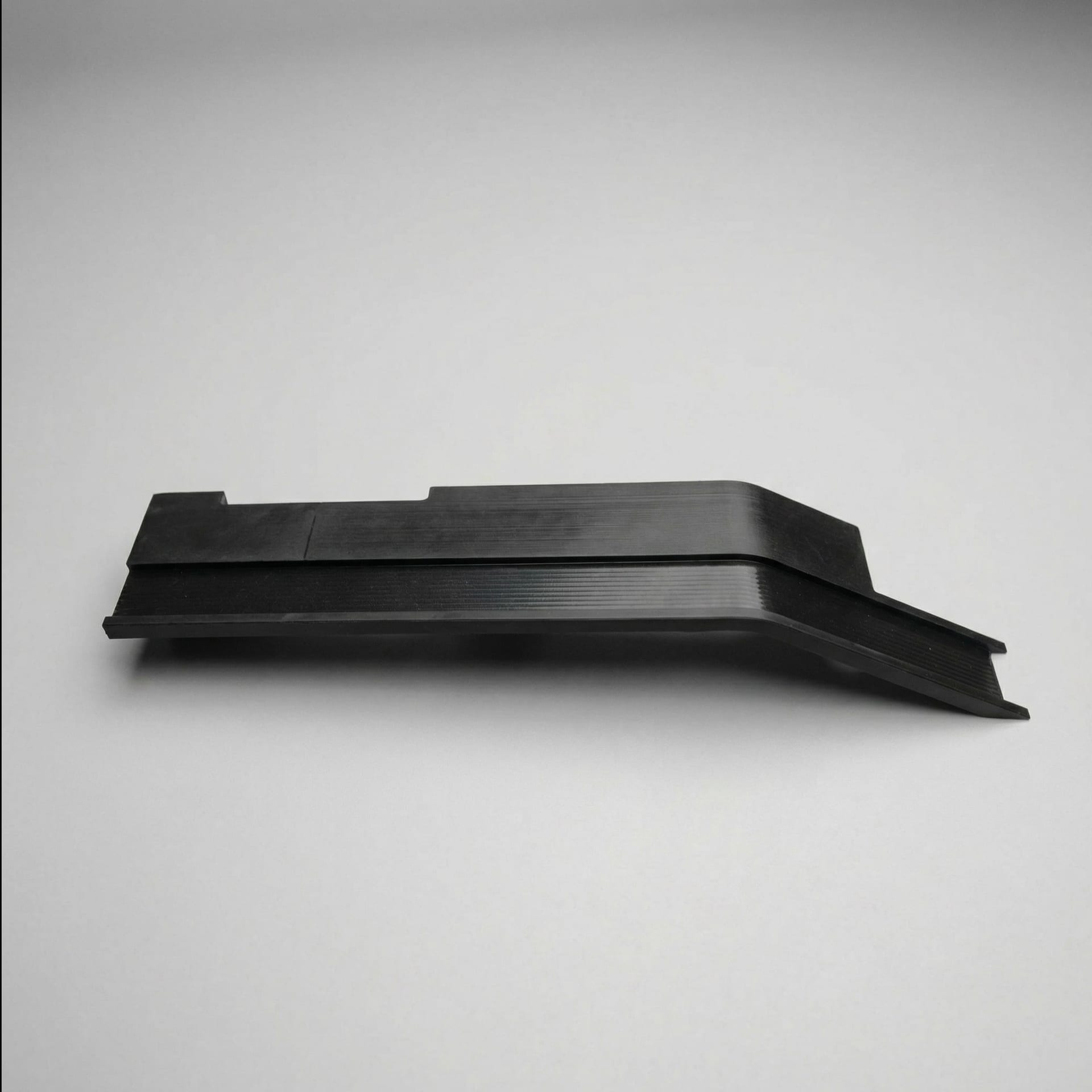 120005 Schwarzes Kunststoff Profil zentriert