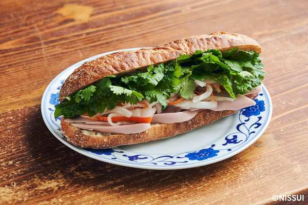 ファンティエット市のバインミー店で食中毒、97人入院で4ヶ月営業停止処分