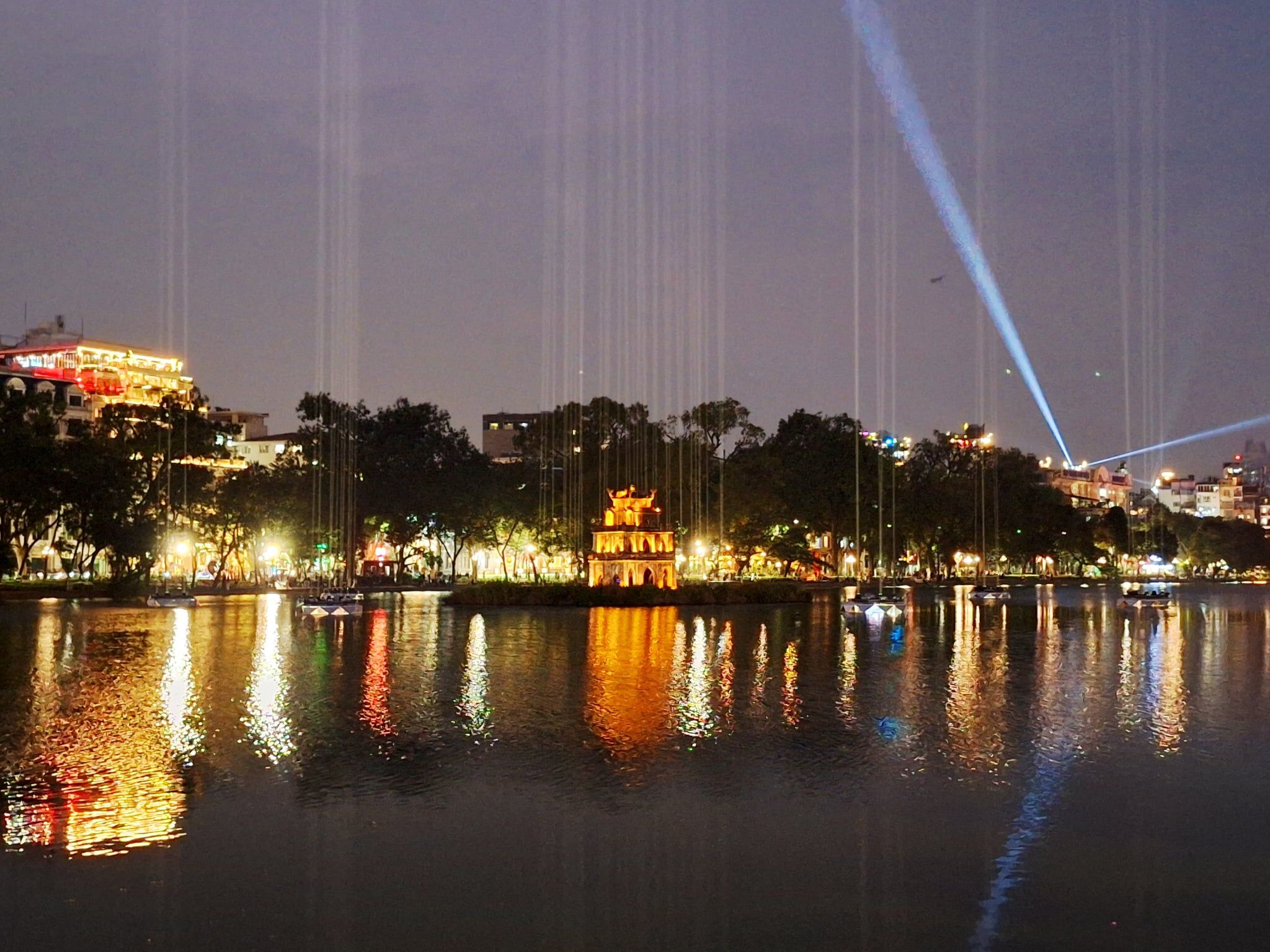 夜の消費と国際展示会が街を変える、ハノイで進む「都市経済の二毛作」