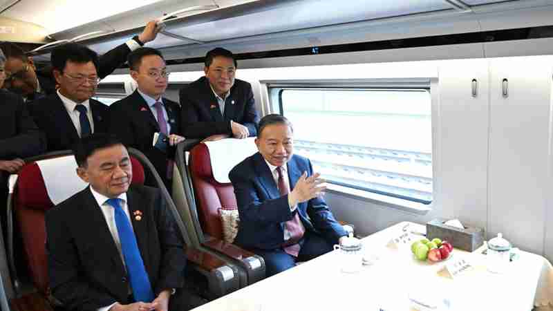 中国がベトナム鉄道に融資・技術移転を提案：トー・ラム訪中で32協定署名、VietjetはCOMAC C909を10機リース